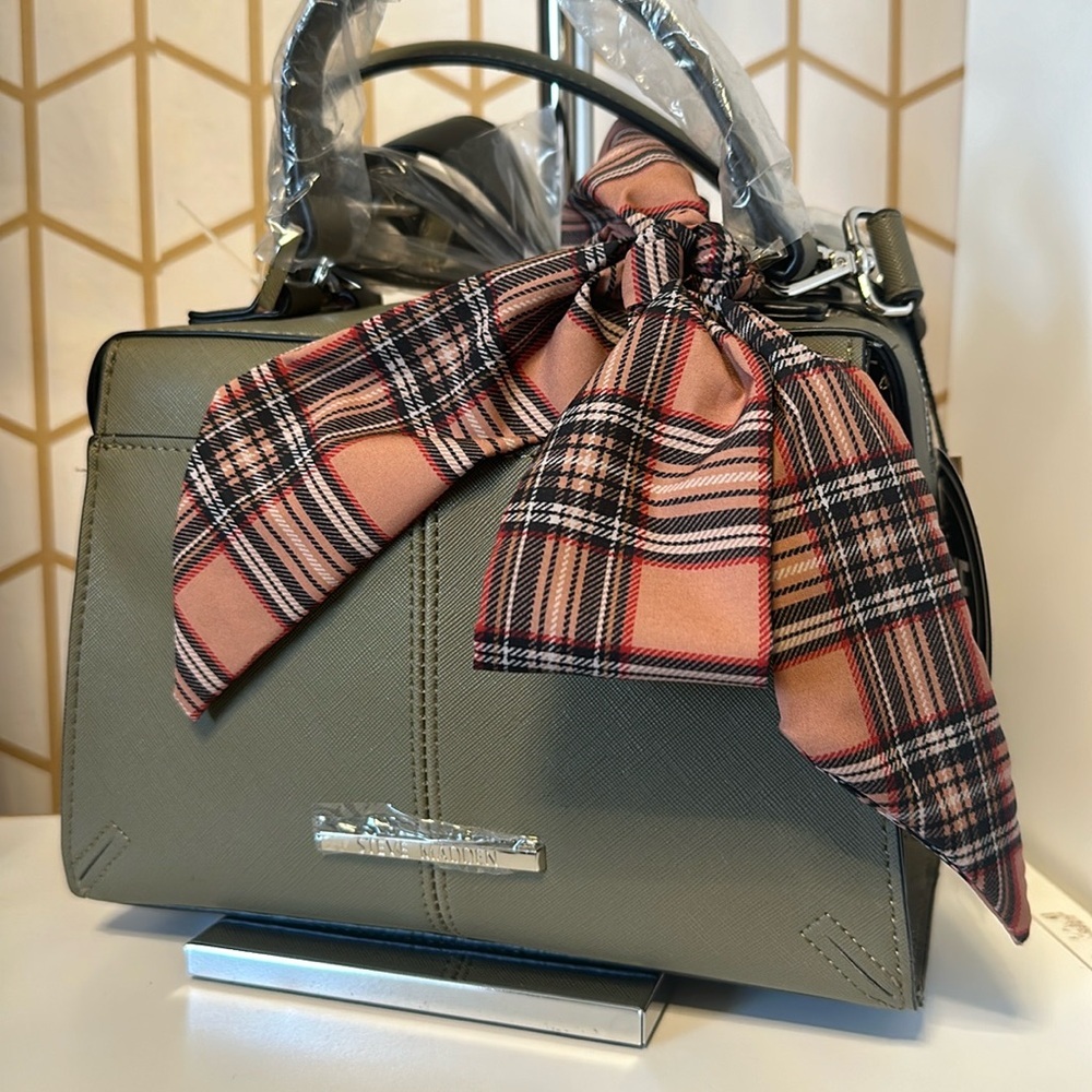 Brand New Steve Madden olive shelter bag. Olive Gree /Cream. Buyer’s Choice.
